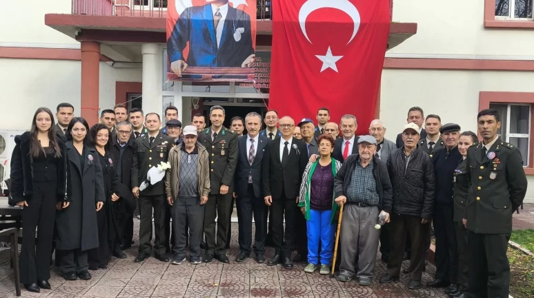 Kırklareli'de 55. Mekanize Piyade Tugay Komutanlığı personeli huzurevi sakinlerini ziyaret etti
