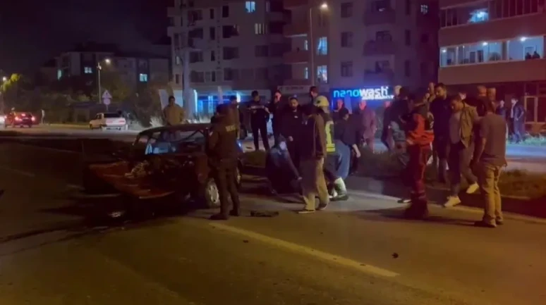 Bartın'da kontrolden çıkan otomobil elektrik direğine çarptı, sürücü yaralandı