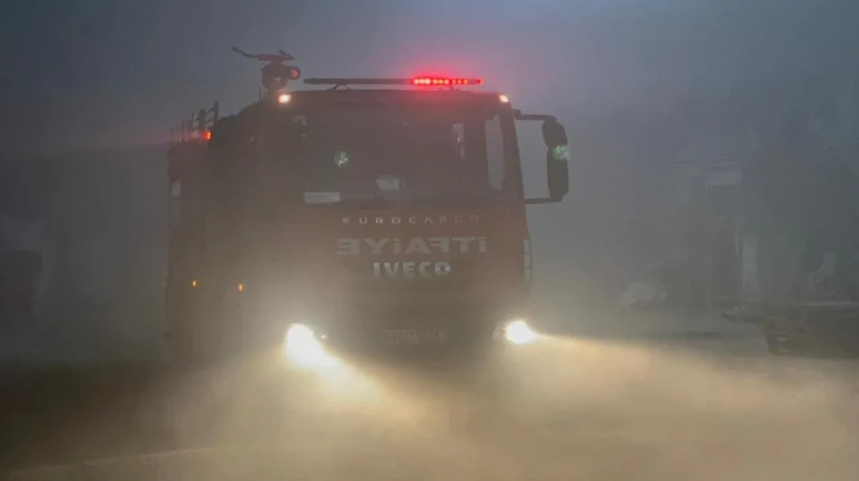 Edirne'de palet fabrikasında çıkan yangın itfaiye ekiplerince söndürüldü