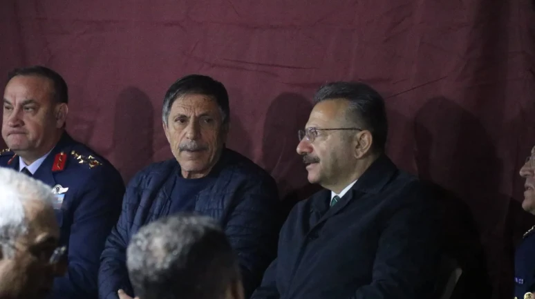 Eskişehir'de Vali Aksoy şehit Üsteğmen Emre Mercan'ın ailesini ziyaret edip taziye dileklerini iletti