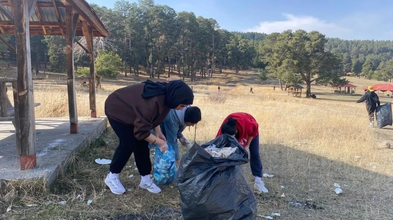 Sarıkamış'ta üniversite öğrencileri ormanlık alandan 100 poşet çöp topladı
