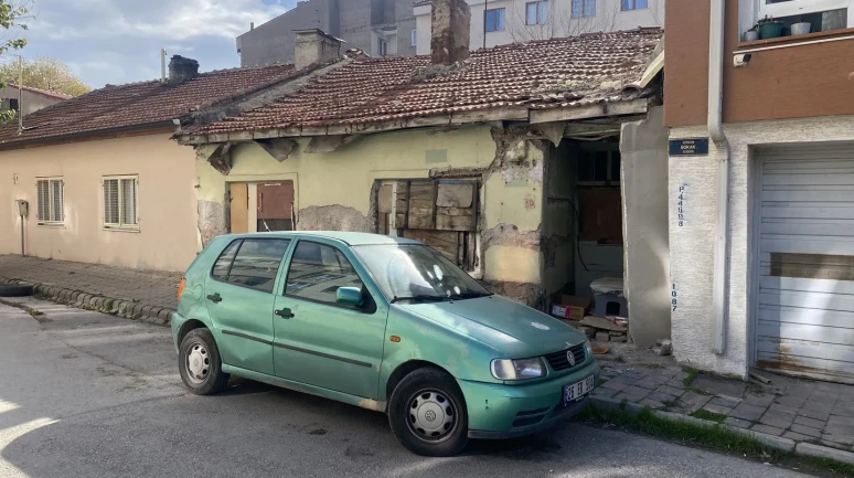 Eskişehir'de 5 yıldır metruk haldeki ev mahalleliyi tedirgin ediyor