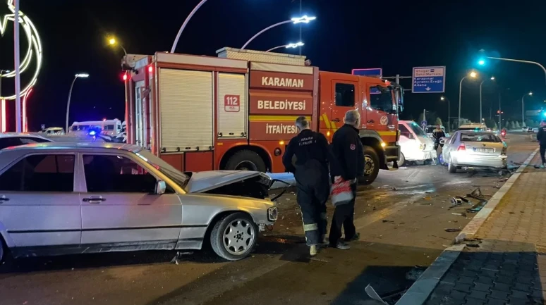 Karaman’da üç aracın kavşakta çarpışması sonucu bir kişi yaralandı