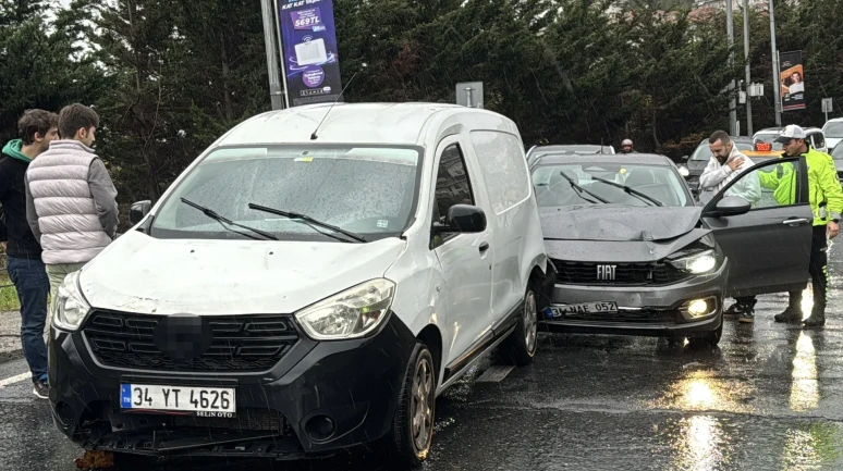 İstanbul Beşiktaş'ta yağmurun etkisiyle aynı yolda peş peşe iki trafik kazası meydana geldi