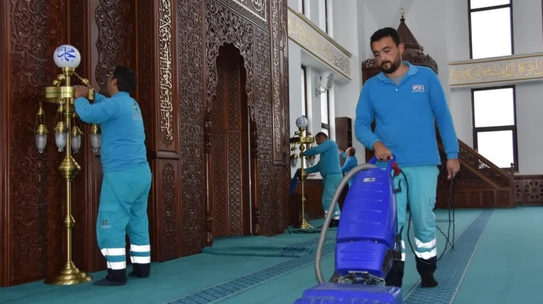 Kocasinan Belediyesi camilerde gül suyuyla temizlik seferberliği başlattı
