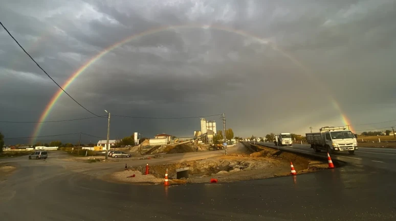 Eskişehir'de yağmur sonrası ortaya çıkan gökkuşağı görsel şölen oluşturdu