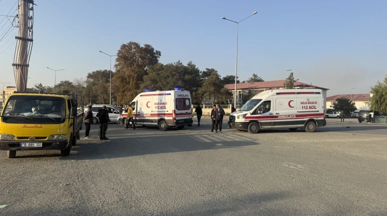 Iğdır'da iki otomobilin çarpışması sonucu maddi hasarlı trafik kazası meydana geldi