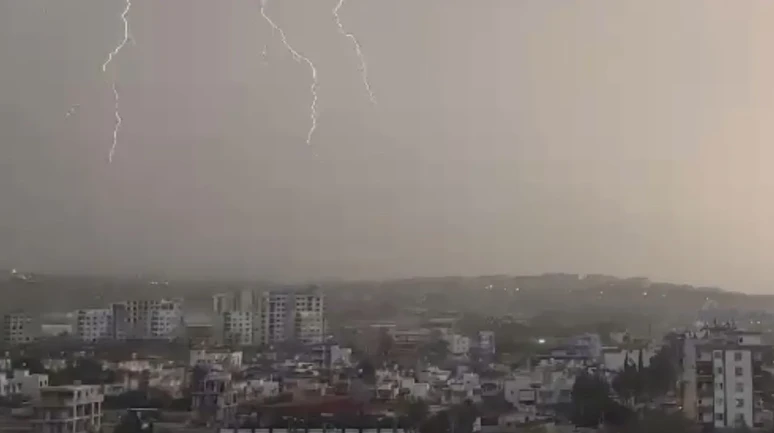 Hatay'ın İskenderun ilçesinde yıldırım düşme anı cep telefonu kamerasına yansıdı