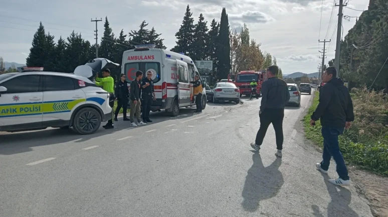Balıkesir'de iki otomobilin kafa kafaya çarpışması sonucu 3 kişi hafif yaralandı