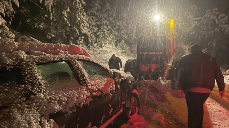 Ordu'da yoğun kar yağışı nedeniyle belediye ekipleri karla mücadele çalışmalarına başladı