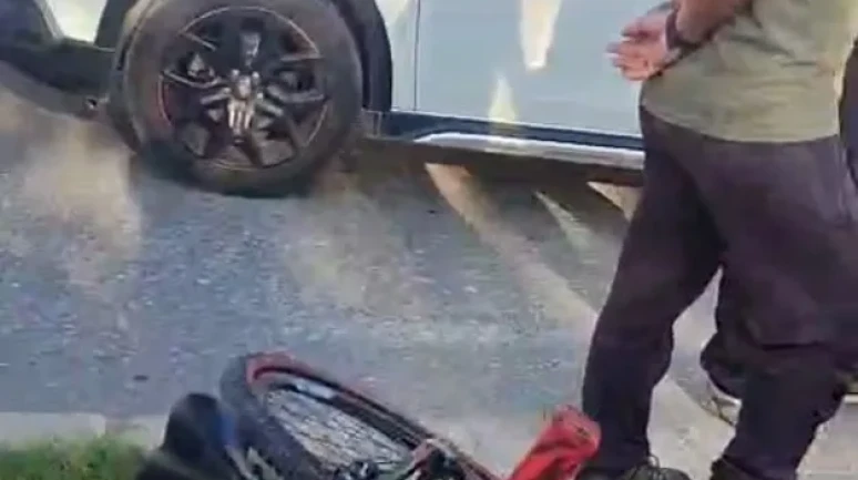 Antalya'nın Manavgat ilçesinde yaya geçidinden geçen bisikletli çocuğa otomobil çarptı