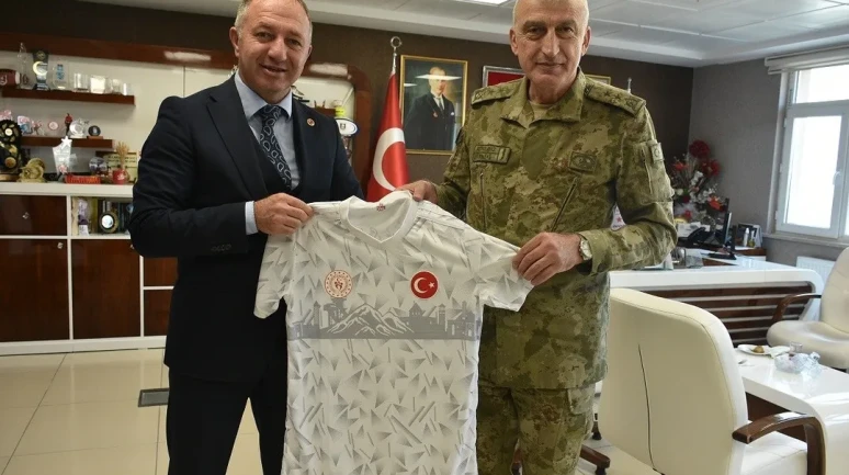 Erzurum'da Gençlik ve Spor İl Müdürü Levent Çakmur, 9’uncu Kolordu Komutanı Osman Akyıldız’a