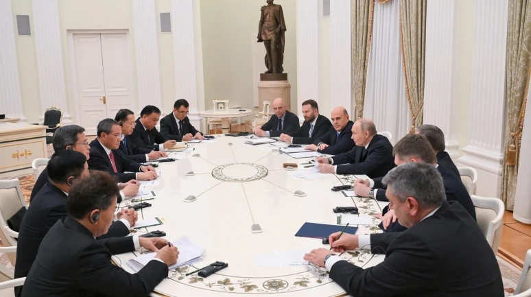 Putin ve Çin Başbakanı Li Moskova'da stratejik iş birliğini görüştü