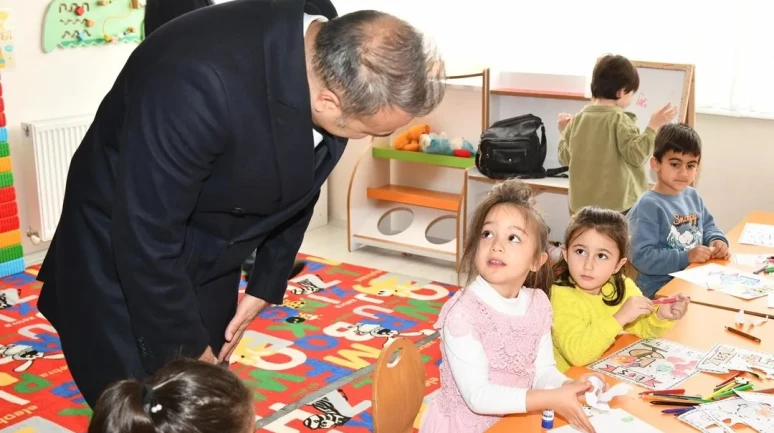 Ardahan Valisi Hayrettin Çiçek TOKİ Kızılay Anaokulu’nda öğrencilerle bir araya geldi