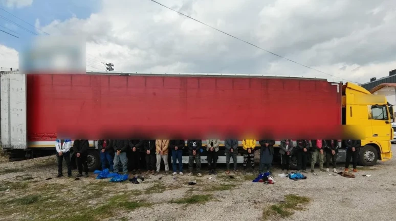 Sivas'ta tır dorsesinde 18 kaçak göçmen yakalandı, sürücüler tutuklandı