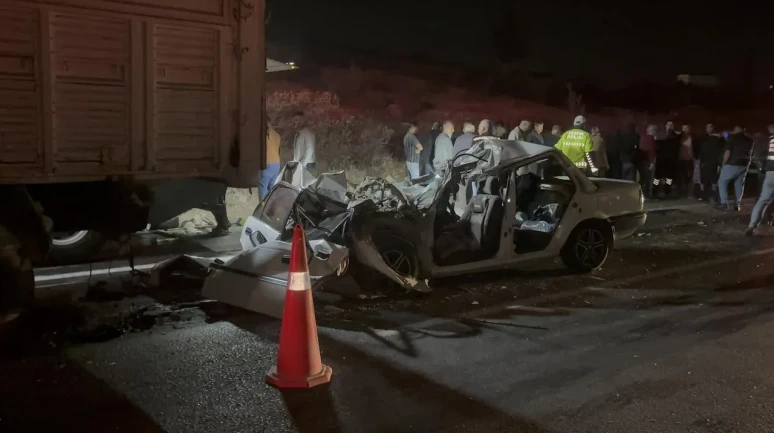 Gaziantep’te otomobil kamyona çarptı üç kişi hayatını kaybetti