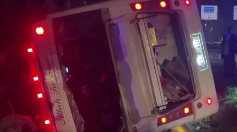 Kocaeli'nin Gebze ilçesinde işçi servisi ile otomobil çarpıştı, midibüs devrildi ve 8 kişi