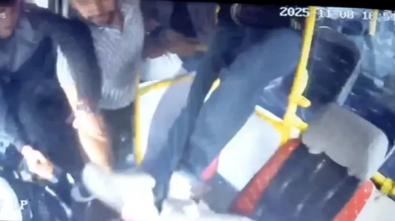 Gaziantep'te halk otobüsü şoförü yolcuyla tartıştıktan sonra yakınları tarafından darp edildi