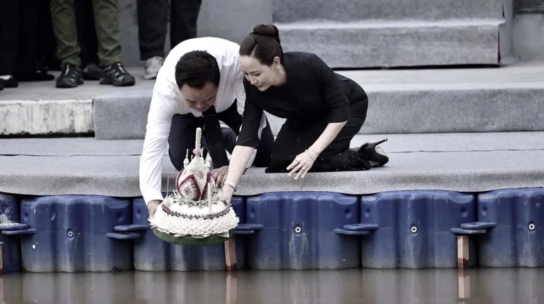 Tayland'da loy krathong festivali renkli görüntülerle kutlandı