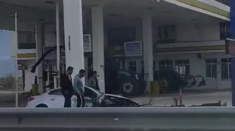 Denizli'de refüjden karşıya geçmeye çalışan traktöre otomobil çarptı