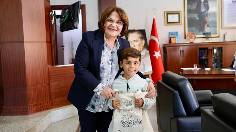 Didim'de genç yelkenciler Belediye Başkanı Hatice Gençay'ı ziyaret ederek başarılarını paylaştı