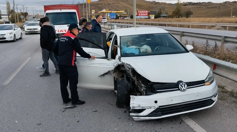 Çorum'da tırın otomobili sıkıştırdığı kaza anı kamerada yansıdı, 1 yaralı