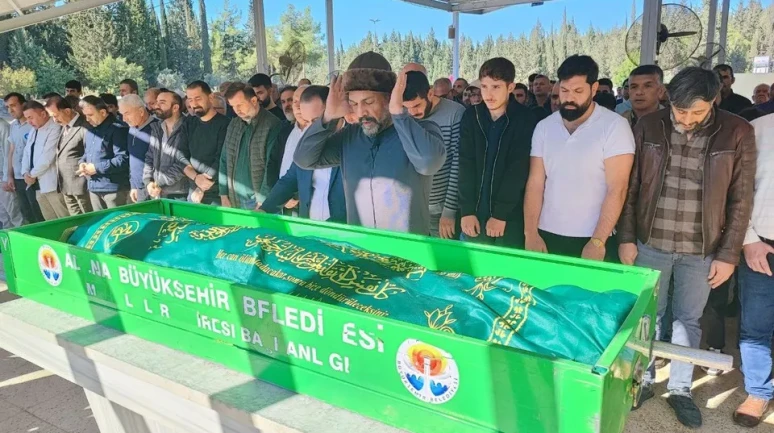 Adana'da lüks otomobilin çarptığı 12 yaşındaki çocuğun cenaze namazını babası kıldırdı