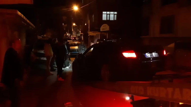 Kocaeli'de otomobilinde bıçaklanan kişi kaçmaya çalışırken hayatını kaybetti