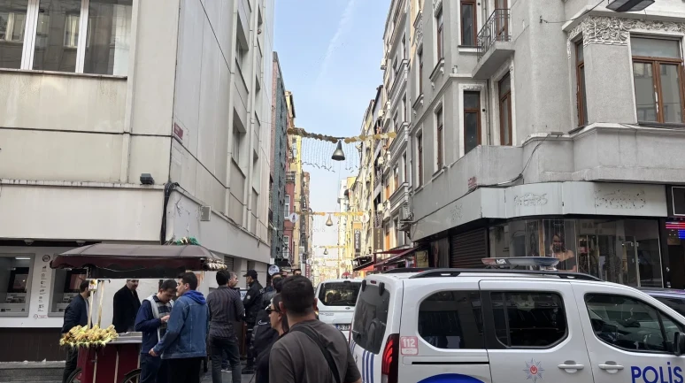 İstanbul'da İstiklal Caddesi'nde iki esnaf arasında silahlı kavga çıktı, 2 kişi yaralandı