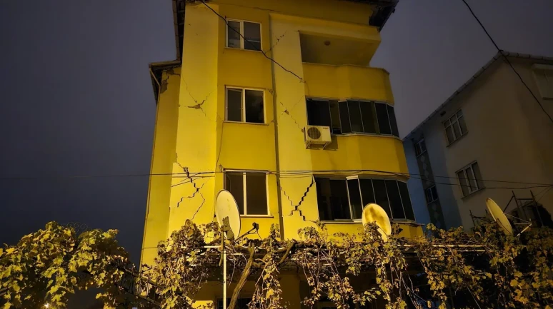 Balıkesir'de gece boyunca art arda depremler yaşandı, sabah saatlerinde de sarsıntılar devam etti