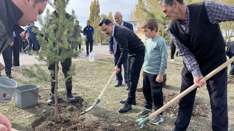 Kars'ın Akyaka ilçesinde 11 Kasım Milli Ağaçlandırma Günü kapsamında 500 fidan dikildi