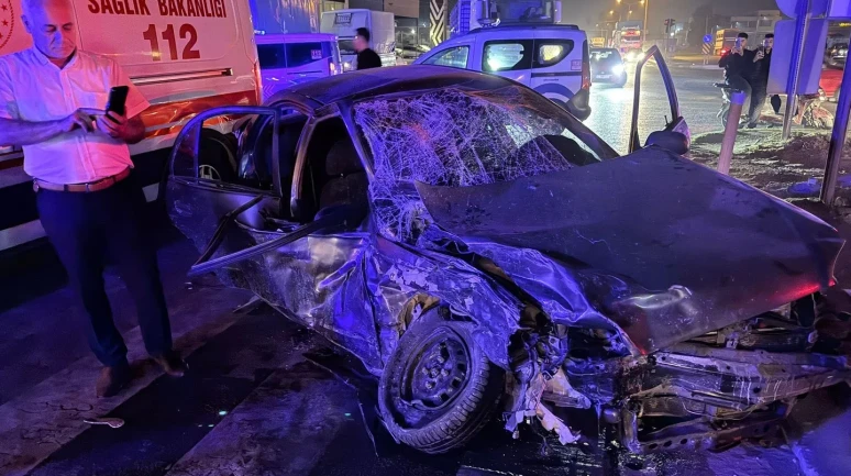 Mersin’in Tarsus ilçesinde yolcu minibüsü ile otomobil çarpıştı, 10 kişi yaralandı