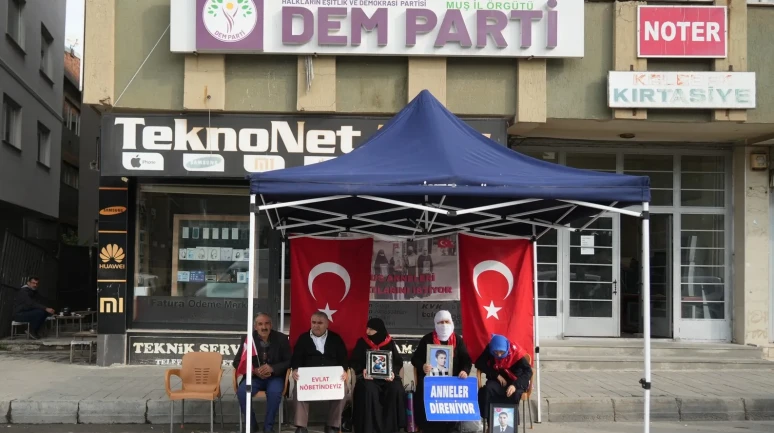 muş'ta çocukları PKK tarafından kaçırılan aileler 221. haftada eylem yaparak teslim ol çağrısı