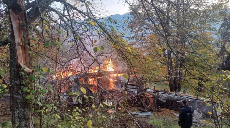 Karabük'te çıkan yangında ahşap evdeki 5 kişi dumandan etkilendi.