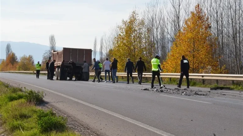 Amasya'nın Taşova ilçesinde otomobil ile kamyon çarpıştı 3 kişi yaralandı