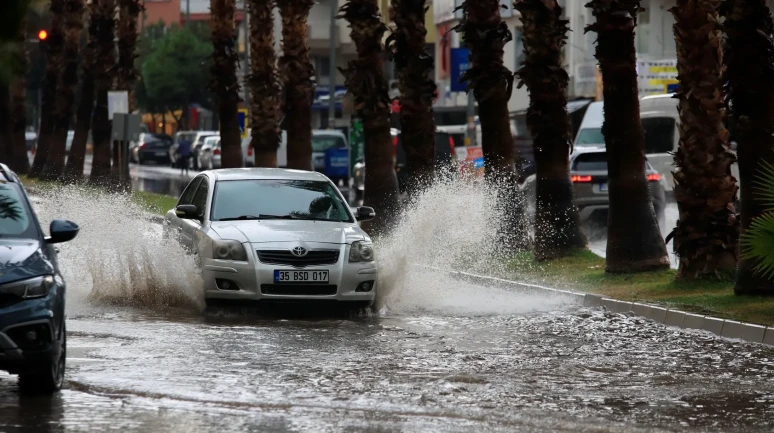 Antalya'da şiddetli yağış ve yıldırımlar nedeniyle cadde ve sokaklar su altında