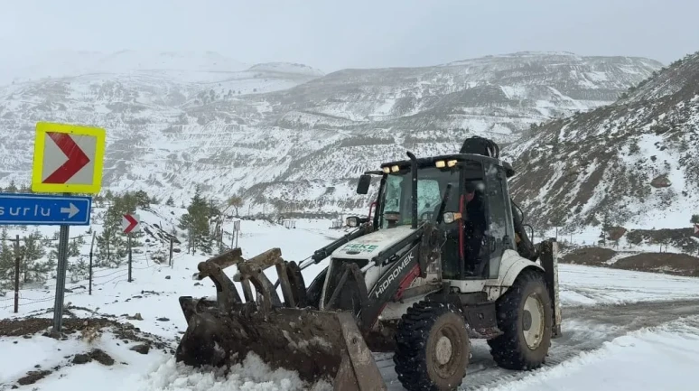 Adana'nın yüksek kesimlerinde yoğun kar yağışı nedeniyle yollar kapandı