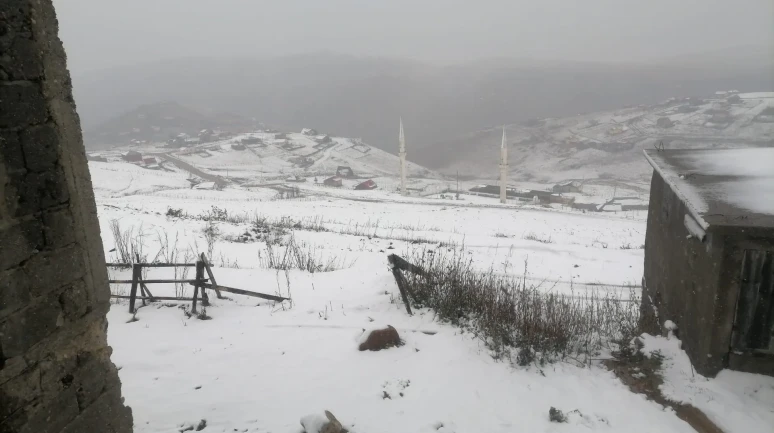 Gümüşhane'nin Kürtün ilçesinde Kadırga Yaylası kar yağışıyla beyaza büründü