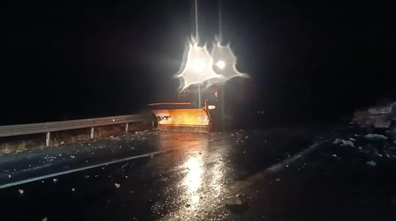 Şırnak'ta şiddetli yağış sonrası dağdan kopan kayalar yolu trafiğe kapattı