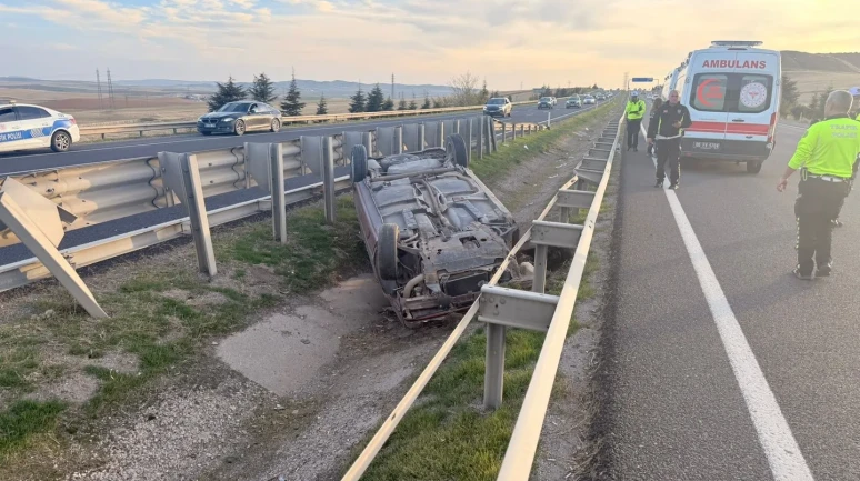 Polatlı'da direksiyon hakimiyetini kaybeden otomobil refüjde ters döndü, 1'i çocuk 3 yaralı