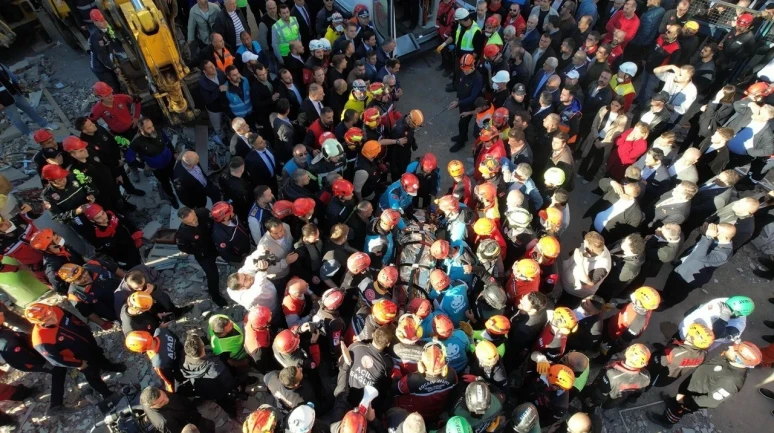 Gebze'de enkazdan kurtulan Dilara Bilir hastaneden taburcu oldu ve ailesinin mezarını ziyaret etti