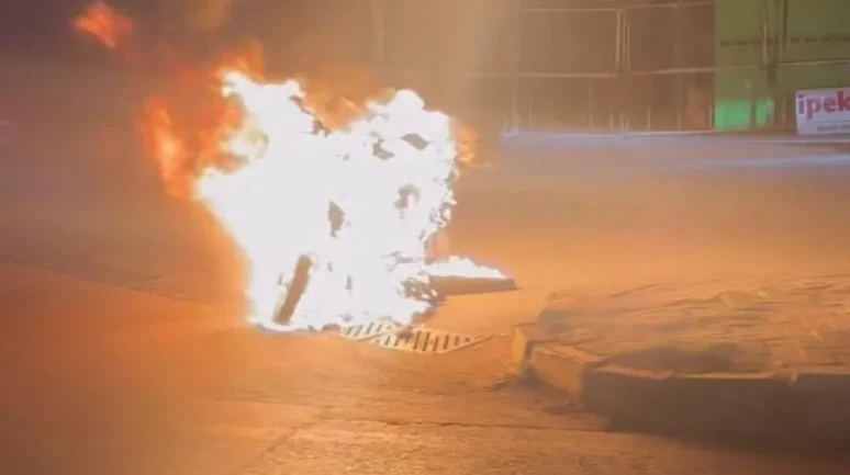 Denizli'de elektrikli motosikletini yakarak karşısına oturup yangını izledi