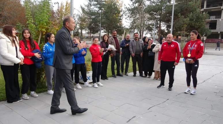 Vanlı milli boksör Evin Erginoğuz altın madalya sonrası çiçeklerle karşılandı