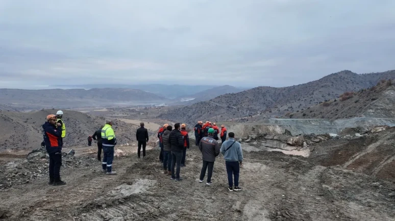 Sivas'ta maden ocağında göçük sonrası bir işçinin kurtarma çalışmaları devam ediyor