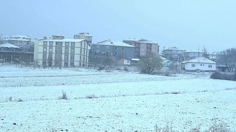 Kırşehir'in Akçakent ilçesinde yüksek kesimler kar yağışıyla beyaza büründü