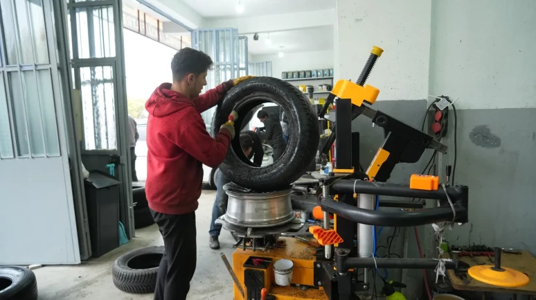 Muş’ta kar yağışı sürücüleri kış lastiği taktırmak için lastikçilere yöneltti