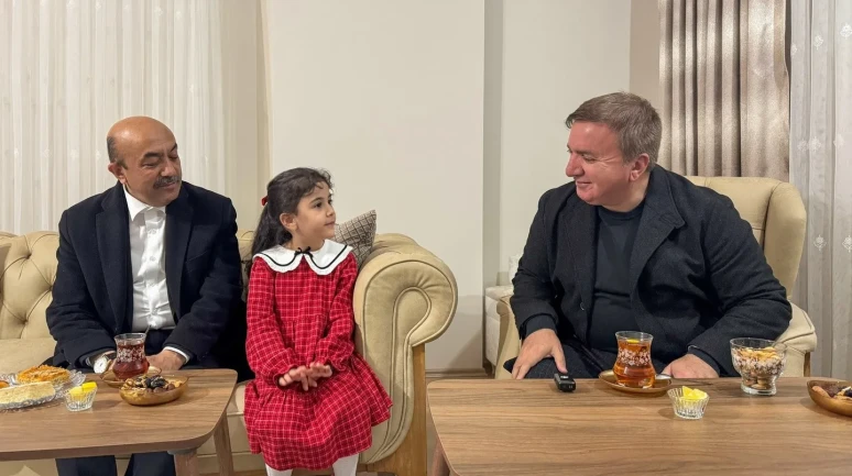 Erzincan'da vali Aydoğdu minik Beyza'nın davetine icabet etti