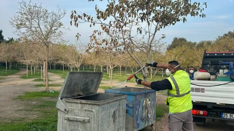 İzmir'de çöp krizi sinek istilasına dönüştü ve şehir genelinde ilaçlama başladı