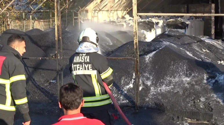 Amasya’da plastik malzeme dolu çadır depoda yangın çıktı