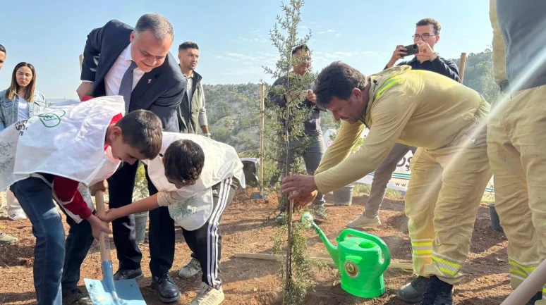 Mersin'de 11 Kasım Milli Ağaçlandırma Günü'nde 500 fidan toprakla buluşturuldu